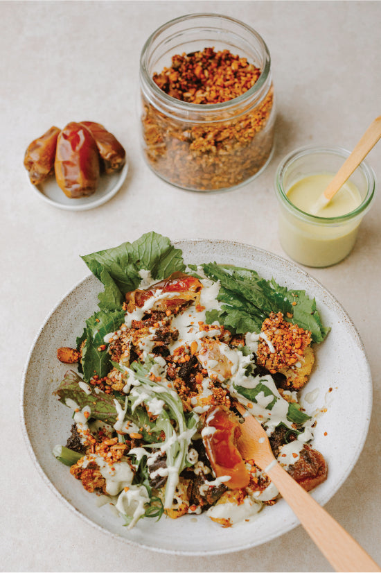 Gewürz-Blumenkohl mit Tahini-Joghurt-Sauce und Datteln