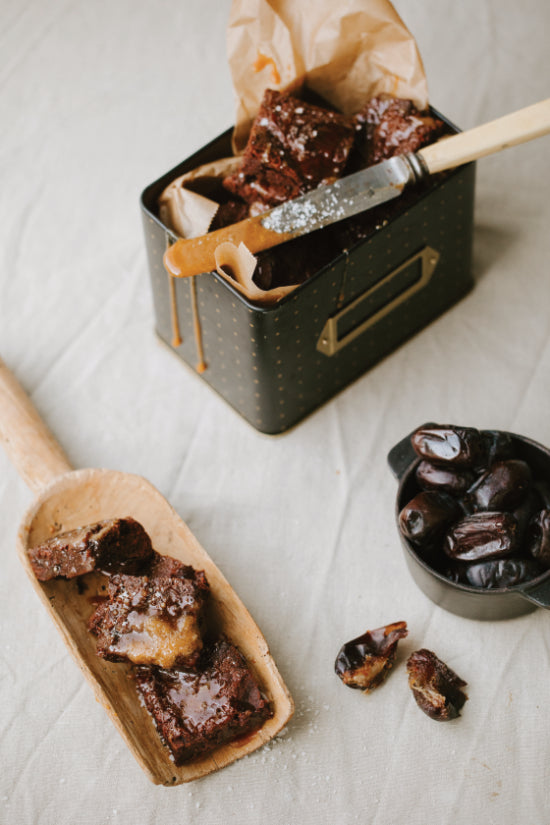 Köstliche Brownies mit Datteln und Kokos-Salzkaramell