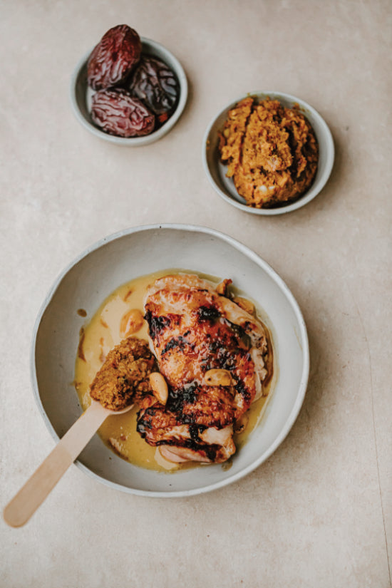 Saftiges Hähnchen mit Maiscrème und orientalischem Dattel-Cashew-Pesto