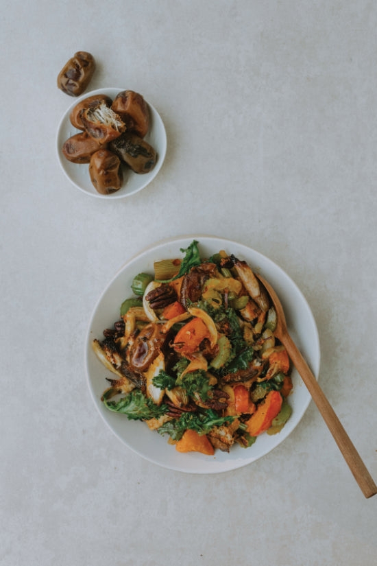 Winter Panzanella mit Orangen, frischen Datteln und Pekannüssen