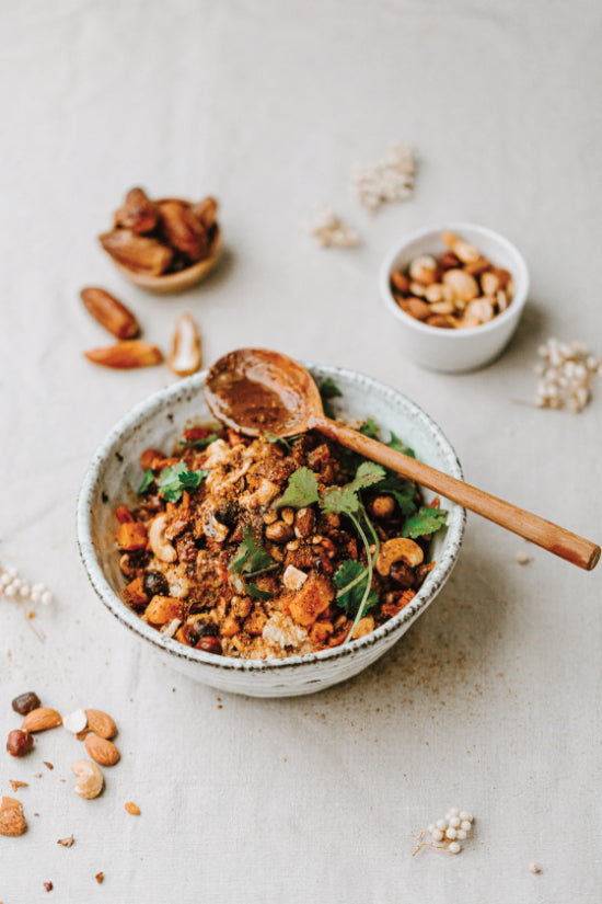 Festlicher Couscous mit Kürbis, Nüssen, Datteln und Orangensauce 