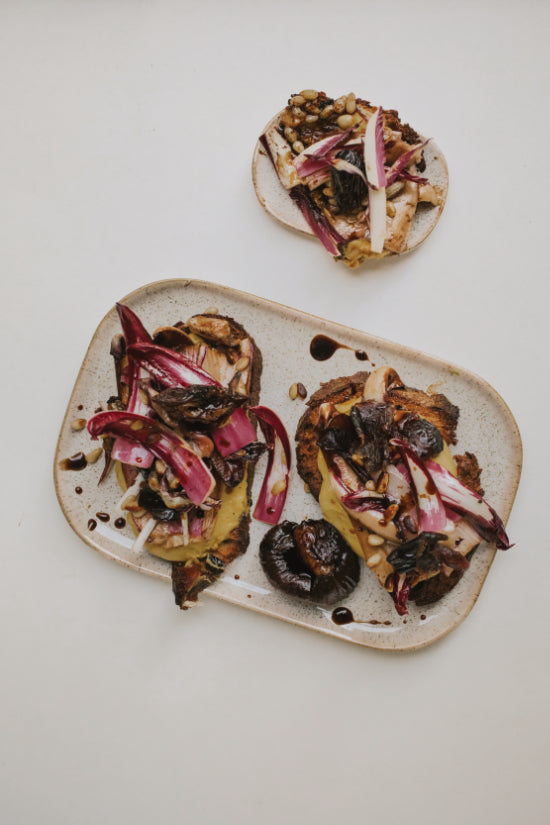 Crostini mit Radicchio, Datteln, Balsamico Zwiebeln und Pinienkernen