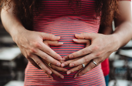 Datteln in der Schwangerschaft: Helfen die Früchte bei der Geburt?