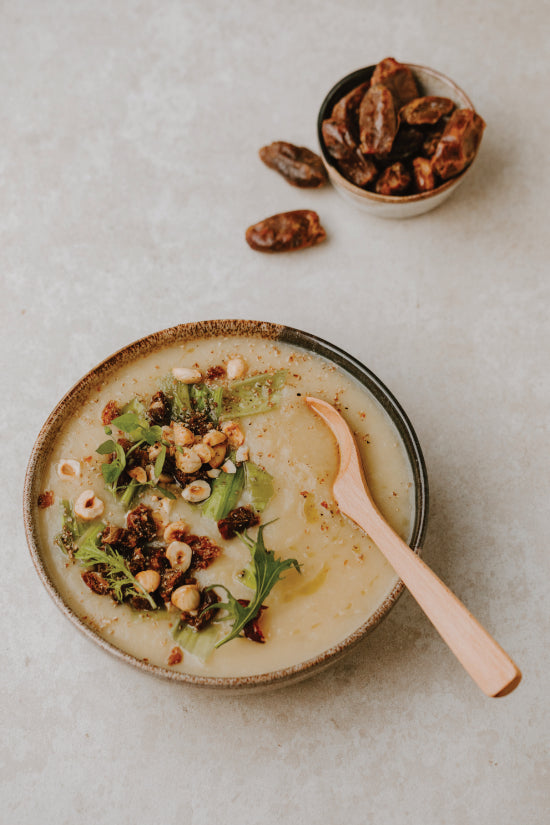 Einfaches Rezept: Kartoffel-Lauch-Suppe mit Dattel-Topping | NaraFood Einfaches Rezept: Kartoffel-Lauch-Suppe mit Dattel-Topping | NaraFood