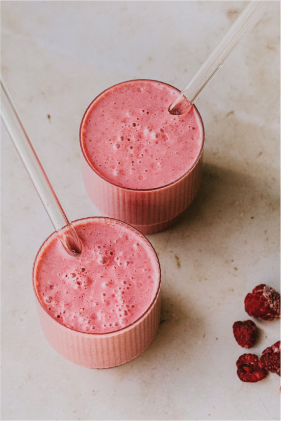 Powerfrühstück: Dattel-Smoothie mit Himbeeren und Mandelmus