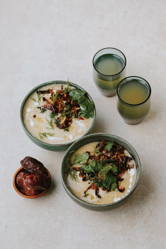 Cremige Topinambur-Suppe – Rezept mit Dattel-Kräuter-Topping